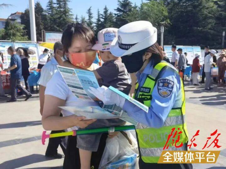 【創(chuàng)建全國文明城市·我們在行動】西峰公安交警強化“一老一小”宣傳，筑牢交通安全防線