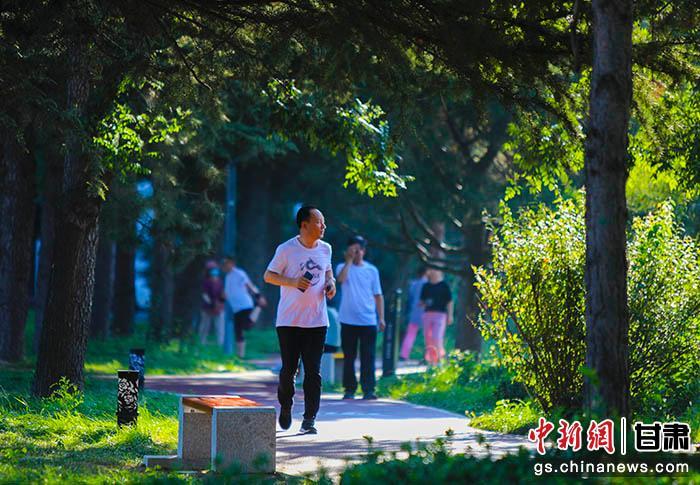 圖為市民在西峰區(qū)人民廣場休閑鍛煉。(資料圖)俄少飛 攝