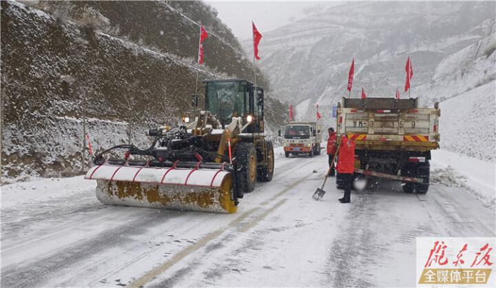 慶陽(yáng)公路事業(yè)發(fā)展中心積極除雪防滑保障公路安全暢通