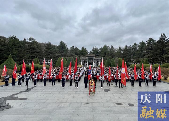 【加強(qiáng)未成年人思想道德建設(shè)】慶陽一中組織2021級(jí)全體師生赴南梁開展研學(xué)旅行實(shí)踐活動(dòng)