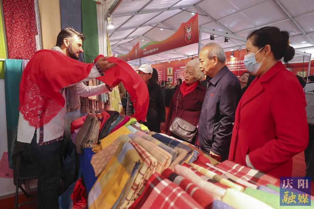 【攝影報道】多國特色產(chǎn)品亮相第十八屆慶陽香包民俗文化節(jié)