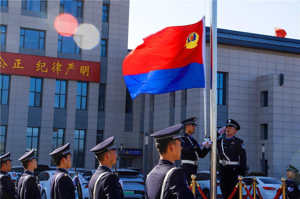 【攝影報(bào)道】慶陽(yáng)市公安局西峰分局舉行升警旗儀式，慶祝第四個(gè)中國(guó)人民警察節(jié)