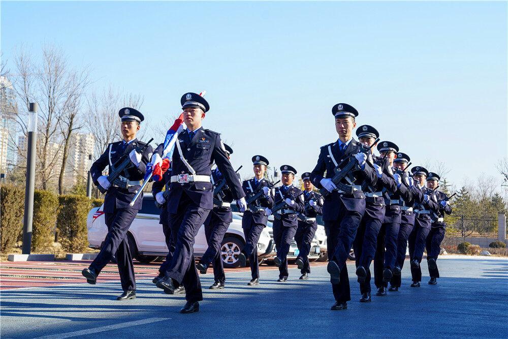 【攝影報(bào)道】慶陽(yáng)市公安局西峰分局舉行升警旗儀式，慶祝第四個(gè)中國(guó)人民警察節(jié)