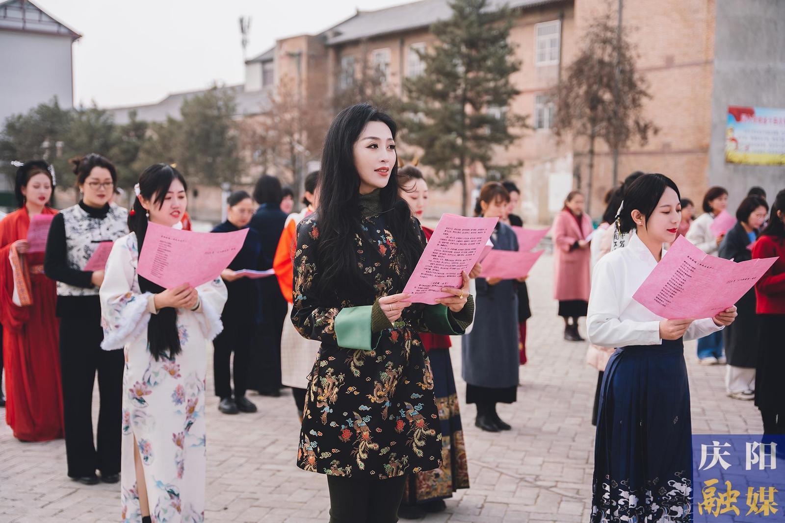 【攝影報(bào)道】春日有約不負(fù)芬芳 ——市委宣傳部、市委統(tǒng)戰(zhàn)部、市融媒體中心女職工攜手共慶“三八”國際勞動(dòng)?jì)D女節(jié)