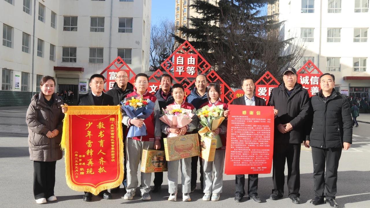 【點(diǎn)亮美好教育·展示美德學(xué)生】七旬老人走失跌倒  陽光少年暖心救助