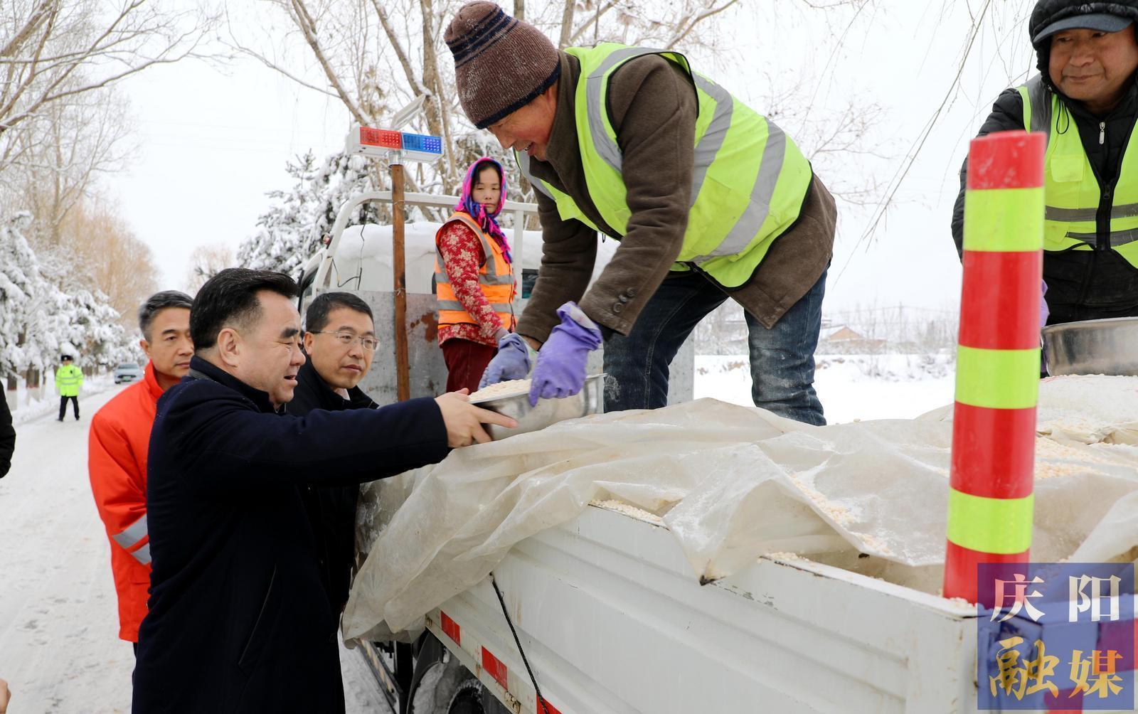 黃澤元在調(diào)研道路除雪保通保暢工作時(shí)強(qiáng)調(diào) 高質(zhì)高效安全開展道路冰雪清運(yùn)工作 最大限度減輕強(qiáng)降雪天氣帶來(lái)的影響